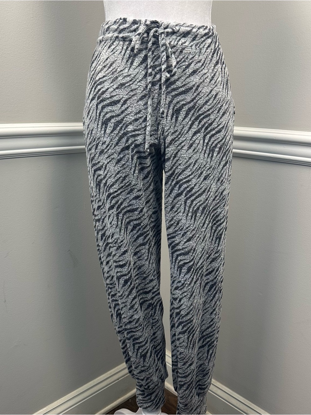 GAP Gray Zebra-Print Drawstring Joggers S